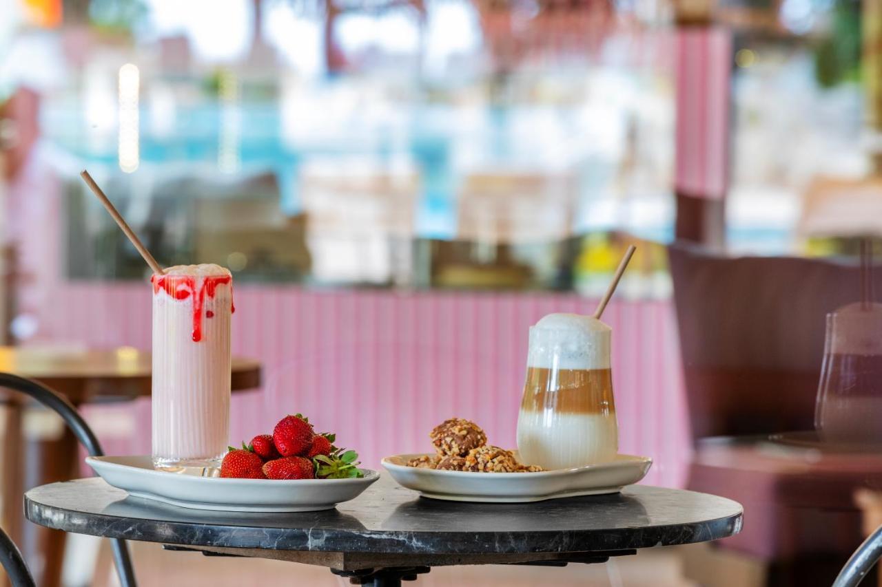 Marti Myra Hotell Tekirova Exteriör bild A smoothie and a latte