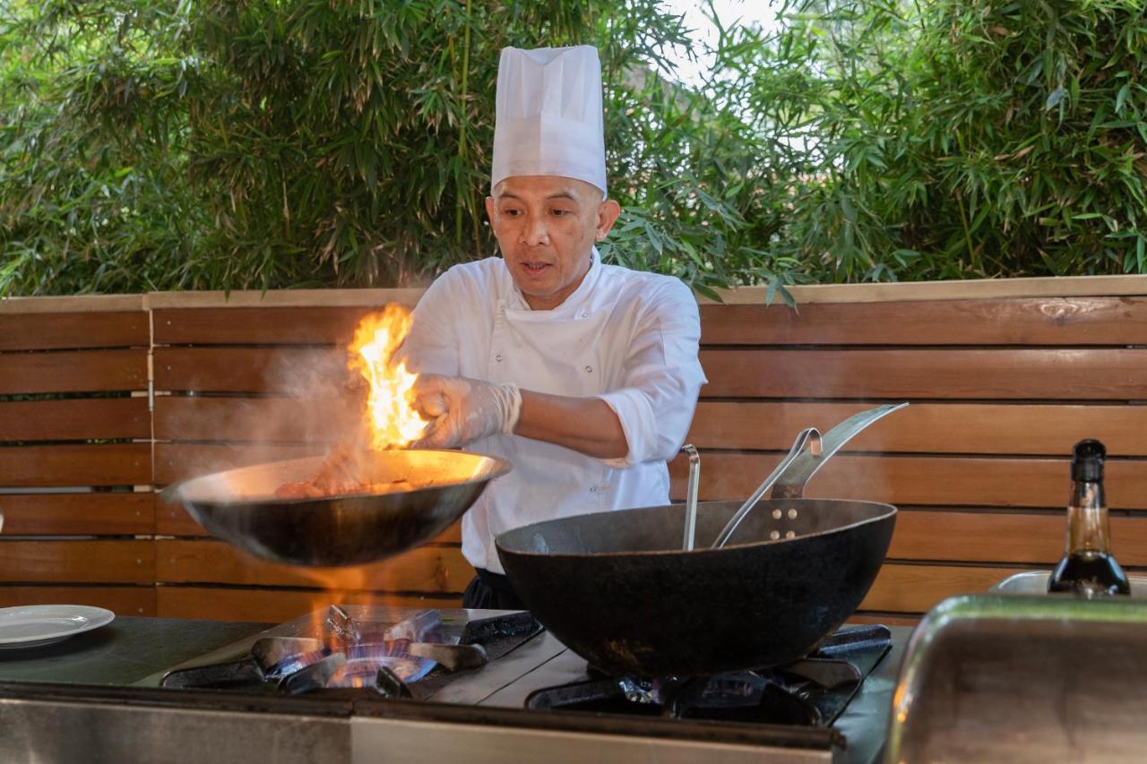 Marti Myra Hotell Tekirova Exteriör bild A wok being used in cooking