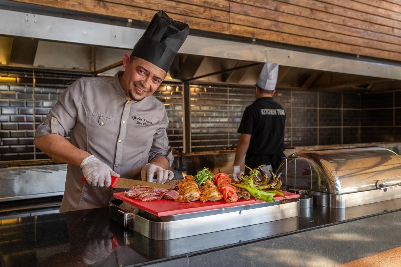 Marti Myra Hotell Tekirova Exteriör bild A chef preparing food